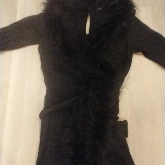 Sexy flirty jumpsuit with faux fur shawl - Picture 3 of 8
